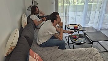 Deviens le voyeur de notre après midi libertine à 4 on prend un petit apéro