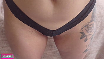 Eu quero que voce enfie os dedos no meu cú enquanto voce come minha buceta