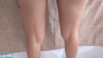 Eu quero que voce enfie os dedos no meu cú enquanto voce come minha buceta