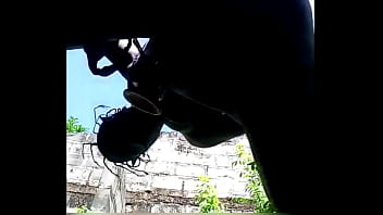 Jambes Ouvertes Pieds Sur Le Mur Baise Ma Chatte thumbnail