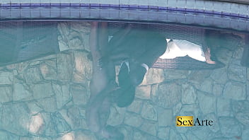 Ela estava chupando o marido quando passou um negão e ela quis experimentar