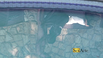 Ela estava chupando o marido quando passou um negão e ela quis experimentar