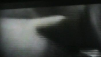 Sandrine attend patiemment son éjac faciale