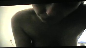 Sandrine attend patiemment son éjac faciale