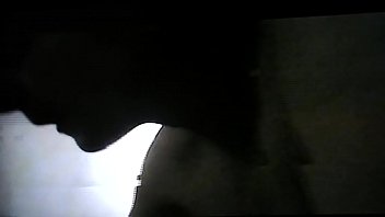 Sandrine attend patiemment son éjac faciale