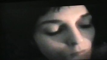 Sandrine attend patiemment son éjac faciale