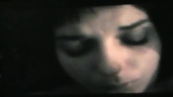 Sandrine attend patiemment son éjac faciale