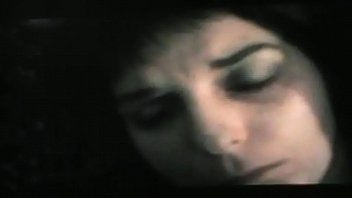 Sandrine attend patiemment son éjac faciale