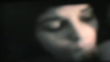 Sandrine attend patiemment son éjac faciale