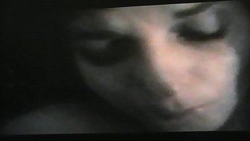 Sandrine attend patiemment son éjac faciale