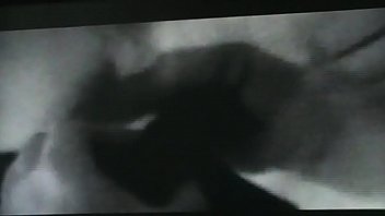 Sandrine attend patiemment son éjac faciale