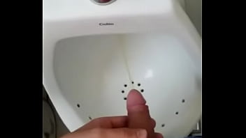 Mijada Gostosa No Banheiro Público thumbnail