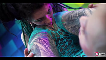 Tattooed babe straps on a huge toy for the slutty girl