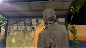 Esposa dando pra um estranho na frente do corno ele gostou tanto que comeu ela forte com muito tesão