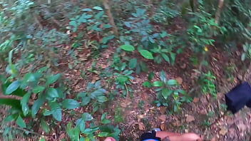 Putinha geme no meio da floresta levando rola sem parar em largados e gozados