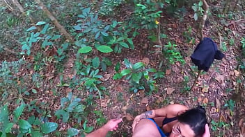 Putinha geme no meio da floresta levando rola sem parar em largados e gozados
