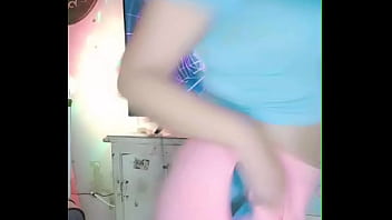 Latina caliente a la que le encanta hacer twerking