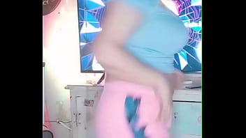 Latina caliente a la que le encanta hacer twerking