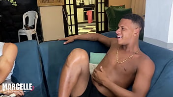 Madrasta cavalga na pica do enteado e seus amigos arrombam seu cu