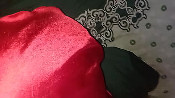 Le subo vestido aún lado la tanga y adentro mi verga