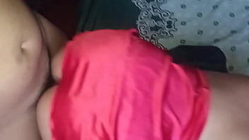 Le subo vestido aún lado la tanga y adentro mi verga