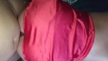 Le subo vestido aún lado la tanga y adentro mi verga