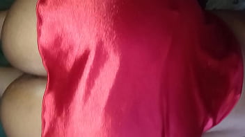 Le subo vestido aún lado la tanga y adentro mi verga