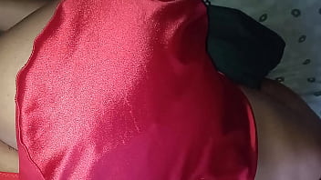 Le subo vestido aún lado la tanga y adentro mi verga