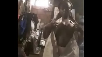 Mi negrita cachonda se desnuda y muestra sus ricos encantos