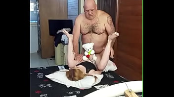 Novinha esperou todos dormirem para de madrugada ir no quarto do coroa malandro