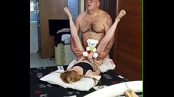 Novinha esperou todos dormirem para de madrugada ir no quarto do coroa malandro