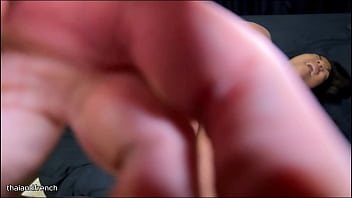 Une asiatique mignonne de 18 ans chevauche une grosse bite blanche et se prends une énorme faciale