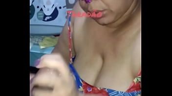 Puta punhetando e tirando leite de pica