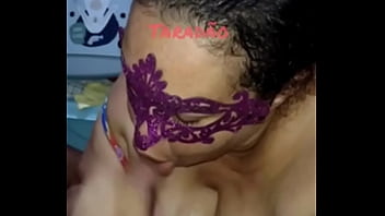 Puta punhetando e tirando leite de pica