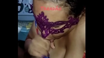 Puta punhetando e tirando leite de pica