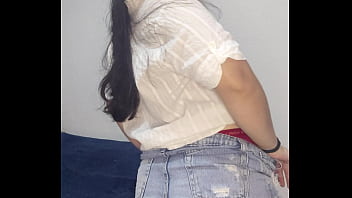 Debora mendes brinca de tirar a roupa e quase mostra tudo