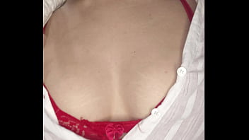 Debora mendes brinca de tirar a roupa e quase mostra tudo