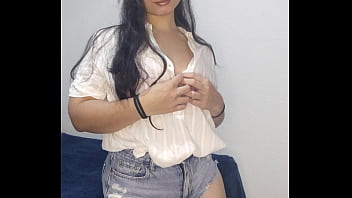 Debora mendes brinca de tirar a roupa e quase mostra tudo