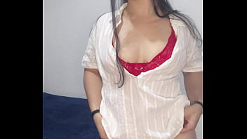 Debora mendes brinca de tirar a roupa e quase mostra tudo