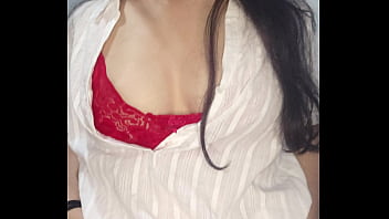 Debora mendes brinca de tirar a roupa e quase mostra tudo