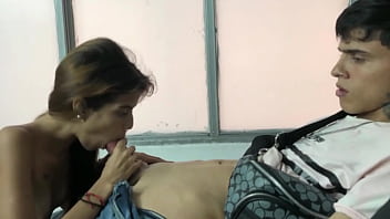 Estaba sola con mi hermanastra y no pude resistirme y la follé caliente