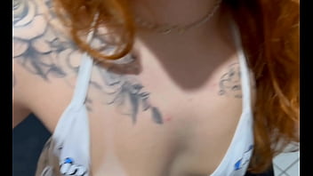 Coloquei a novinha pra mamar logo que a gente chegou da praia nem deixei tirar o biquíni