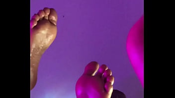 Lindos pés fofos e masturbação com vibrador na bucetinha preta