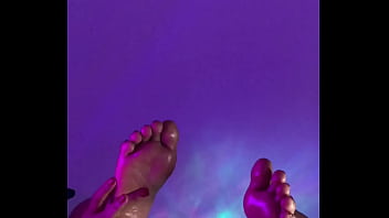Lindos pés fofos e masturbação com vibrador na bucetinha preta