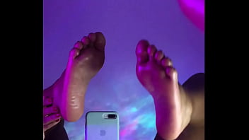 Lindos pés fofos e masturbação com vibrador na bucetinha preta