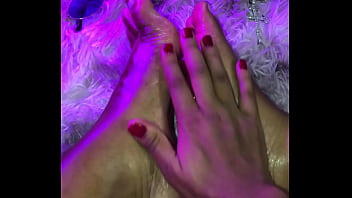 Lindos pés fofos e masturbação com vibrador na bucetinha preta