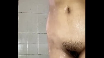 Le mandé un video bañándome al señor de la tienda para que me perdoné lo que le debo