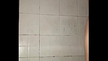 Le mandé un video bañándome al señor de la tienda para que me perdoné lo que le debo