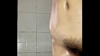 Le mandé un video bañándome al señor de la tienda para que me perdoné lo que le debo