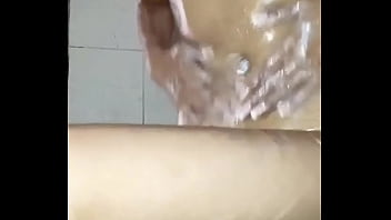Le mandé un video bañándome al señor de la tienda para que me perdoné lo que le debo